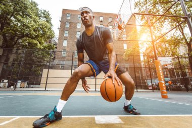 New York - sportif adam sepeti açık havada oyun sahasında eğitim Afro-Amerikan basketbol oyuncusu