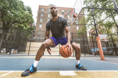 New York - sportif adam sepeti açık havada oyun sahasında eğitim Afro-Amerikan basketbol oyuncusu