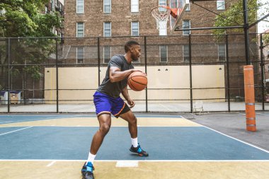 New York - sportif adam sepeti açık havada oyun sahasında eğitim Afro-Amerikan basketbol oyuncusu