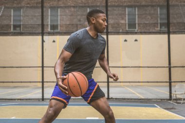 New York - sportif adam sepeti açık havada oyun sahasında eğitim Afro-Amerikan basketbol oyuncusu