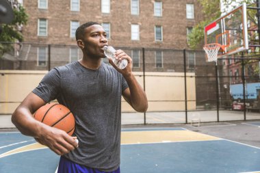 New York - sportif adam sepeti açık havada oyun sahasında eğitim Afro-Amerikan basketbol oyuncusu