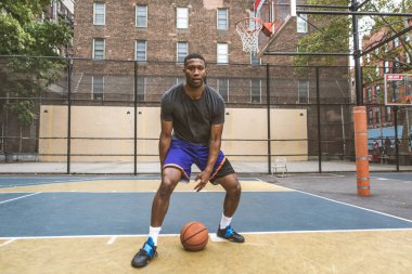 New York - sportif adam sepeti açık havada oyun sahasında eğitim Afro-Amerikan basketbol oyuncusu
