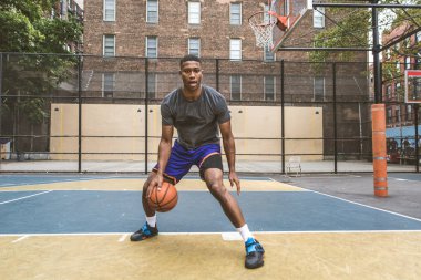 New York - sportif adam sepeti açık havada oyun sahasında eğitim Afro-Amerikan basketbol oyuncusu