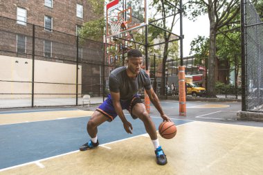 New York - sportif adam sepeti açık havada oyun sahasında eğitim Afro-Amerikan basketbol oyuncusu
