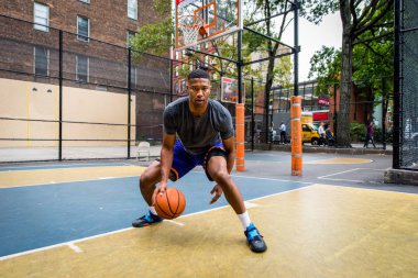 New York - sportif adam sepeti açık havada oyun sahasında eğitim Afro-Amerikan basketbol oyuncusu