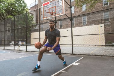 New York - sportif adam sepeti açık havada oyun sahasında eğitim Afro-Amerikan basketbol oyuncusu