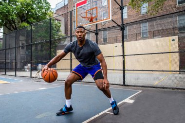 New York - sportif adam sepeti açık havada oyun sahasında eğitim Afro-Amerikan basketbol oyuncusu