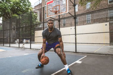 New York - sportif adam sepeti açık havada oyun sahasında eğitim Afro-Amerikan basketbol oyuncusu