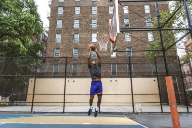 New York - sportif adam sepeti açık havada oyun sahasında eğitim Afro-Amerikan basketbol oyuncusu