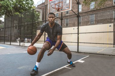 New York - sportif adam sepeti açık havada oyun sahasında eğitim Afro-Amerikan basketbol oyuncusu