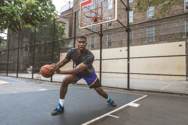 New York - sportif adam sepeti açık havada oyun sahasında eğitim Afro-Amerikan basketbol oyuncusu