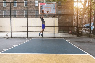 New York - sportif adam sepeti açık havada oyun sahasında eğitim Afro-Amerikan basketbol oyuncusu