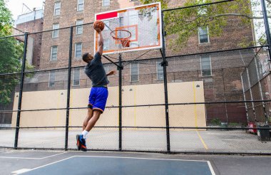 New York - sportif adam sepeti açık havada oyun sahasında eğitim Afro-Amerikan basketbol oyuncusu