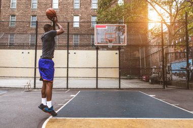 New York - sportif adam sepeti açık havada oyun sahasında eğitim Afro-Amerikan basketbol oyuncusu