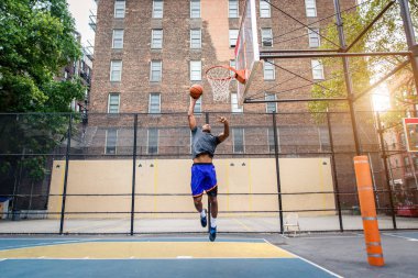 New York - sportif adam sepeti açık havada oyun sahasında eğitim Afro-Amerikan basketbol oyuncusu