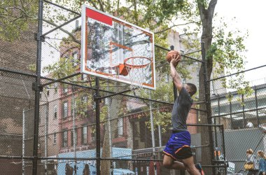 New York - sportif adam sepeti açık havada oyun sahasında eğitim Afro-Amerikan basketbol oyuncusu