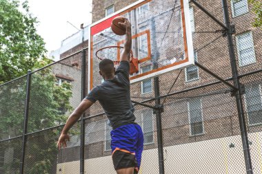 New York - sportif adam sepeti açık havada oyun sahasında eğitim Afro-Amerikan basketbol oyuncusu