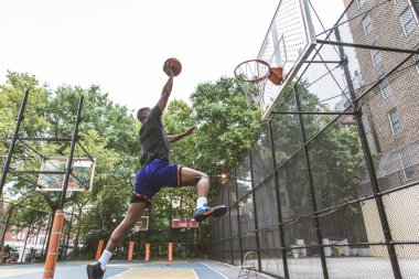 New York - sportif adam sepeti açık havada oyun sahasında eğitim Afro-Amerikan basketbol oyuncusu
