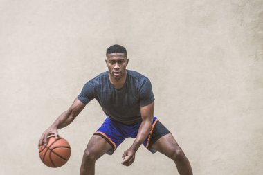 New York - sportif adam sepeti açık havada oyun sahasında eğitim Afro-Amerikan basketbol oyuncusu