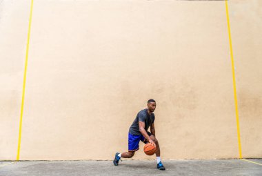 New York - sportif adam sepeti açık havada oyun sahasında eğitim Afro-Amerikan basketbol oyuncusu