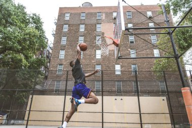 New York - sportif adam sepeti açık havada oyun sahasında eğitim Afro-Amerikan basketbol oyuncusu