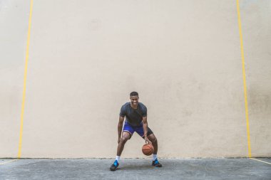 New York - sportif adam sepeti açık havada oyun sahasında eğitim Afro-Amerikan basketbol oyuncusu