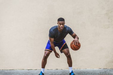 New York - sportif adam sepeti açık havada oyun sahasında eğitim Afro-Amerikan basketbol oyuncusu