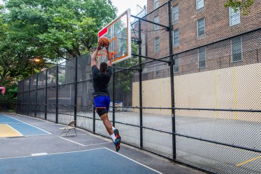 New York - sportif adam sepeti açık havada oyun sahasında eğitim Afro-Amerikan basketbol oyuncusu