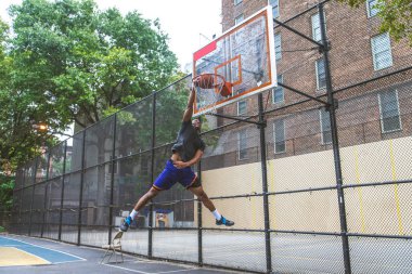 New York - sportif adam sepeti açık havada oyun sahasında eğitim Afro-Amerikan basketbol oyuncusu