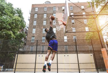 New York - sportif adam sepeti açık havada oyun sahasında eğitim Afro-Amerikan basketbol oyuncusu