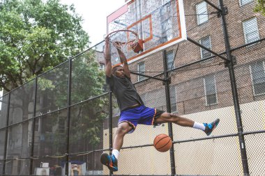 New York - sportif adam sepeti açık havada oyun sahasında eğitim Afro-Amerikan basketbol oyuncusu