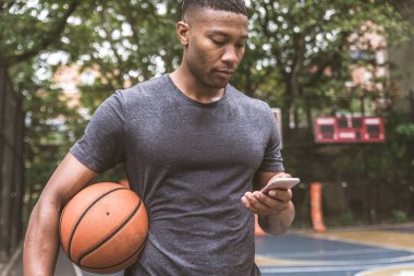 New York - sportif adam sepeti açık havada oyun sahasında eğitim Afro-Amerikan basketbol oyuncusu