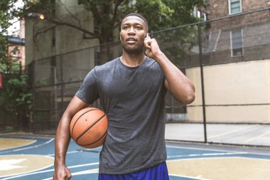 New York - sportif adam sepeti açık havada oyun sahasında eğitim Afro-Amerikan basketbol oyuncusu