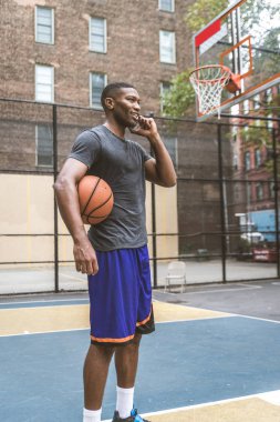 New York - sportif adam sepeti açık havada oyun sahasında eğitim Afro-Amerikan basketbol oyuncusu