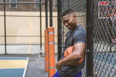 New York - sportif adam sepeti açık havada oyun sahasında eğitim Afro-Amerikan basketbol oyuncusu