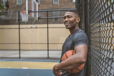 New York - sportif adam sepeti açık havada oyun sahasında eğitim Afro-Amerikan basketbol oyuncusu