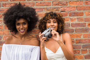 Manhattan, New York - genç yetişkinler açık havada, eğleniyor bağ afroamerican arkadaş yaşam tarzı ve genç yetişkin üretimi ilgili kavramları grubu