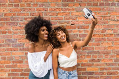 Manhattan, New York - genç yetişkinler açık havada, eğleniyor bağ afroamerican arkadaş yaşam tarzı ve genç yetişkin üretimi ilgili kavramları grubu