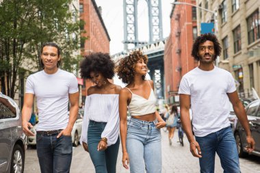 Manhattan, New York - genç yetişkinler açık havada, eğleniyor bağ afroamerican arkadaş yaşam tarzı ve genç yetişkin üretimi ilgili kavramları grubu