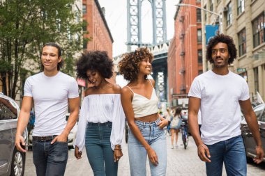 Manhattan, New York - genç yetişkinler açık havada, eğleniyor bağ afroamerican arkadaş yaşam tarzı ve genç yetişkin üretimi ilgili kavramları grubu