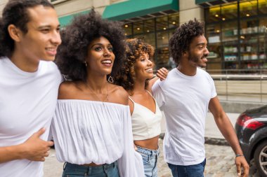 Manhattan, New York - genç yetişkinler açık havada, eğleniyor bağ afroamerican arkadaş yaşam tarzı ve genç yetişkin üretimi ilgili kavramları grubu