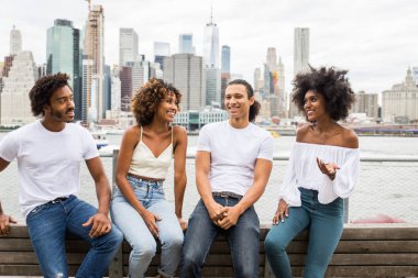 Manhattan, New York - genç yetişkinler açık havada, eğleniyor bağ afroamerican arkadaş yaşam tarzı ve genç yetişkin üretimi ilgili kavramları grubu