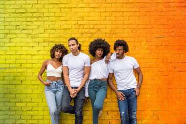 Manhattan, New York - genç yetişkinler açık havada, eğleniyor bağ afroamerican arkadaş yaşam tarzı ve genç yetişkin üretimi ilgili kavramları grubu