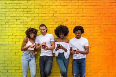 Manhattan, New York - genç yetişkinler açık havada, eğleniyor bağ afroamerican arkadaş yaşam tarzı ve genç yetişkin üretimi ilgili kavramları grubu