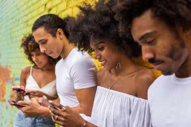 Manhattan, New York - genç yetişkinler açık havada, eğleniyor bağ afroamerican arkadaş yaşam tarzı ve genç yetişkin üretimi ilgili kavramları grubu