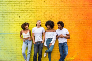 Manhattan, New York - genç yetişkinler açık havada, eğleniyor bağ afroamerican arkadaş yaşam tarzı ve genç yetişkin üretimi ilgili kavramları grubu