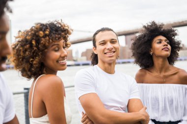 Manhattan, New York - genç yetişkinler açık havada, eğleniyor bağ afroamerican arkadaş yaşam tarzı ve genç yetişkin üretimi ilgili kavramları grubu