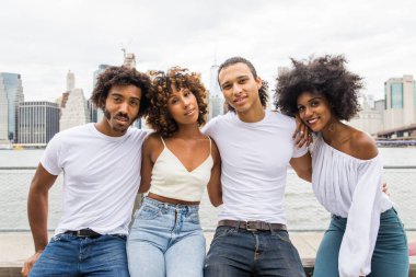 Manhattan, New York - genç yetişkinler açık havada, eğleniyor bağ afroamerican arkadaş yaşam tarzı ve genç yetişkin üretimi ilgili kavramları grubu