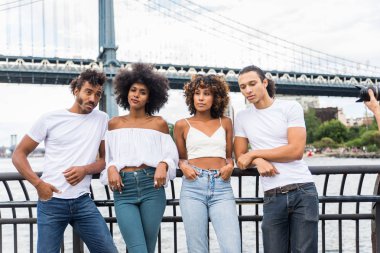 Manhattan, New York - genç yetişkinler açık havada, eğleniyor bağ afroamerican arkadaş yaşam tarzı ve genç yetişkin üretimi ilgili kavramları grubu