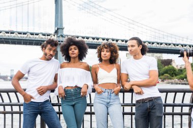 Manhattan, New York - genç yetişkinler açık havada, eğleniyor bağ afroamerican arkadaş yaşam tarzı ve genç yetişkin üretimi ilgili kavramları grubu